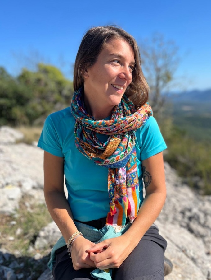 Manon Harang, thérapeute, souriante en pleine nature